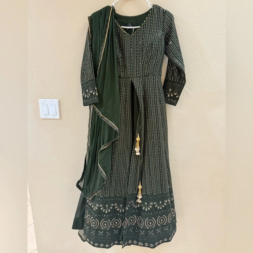 Elegant Green Women's Dress - Picture 2 of 4